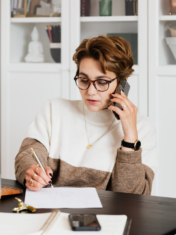 Persona revisando sus finanzas